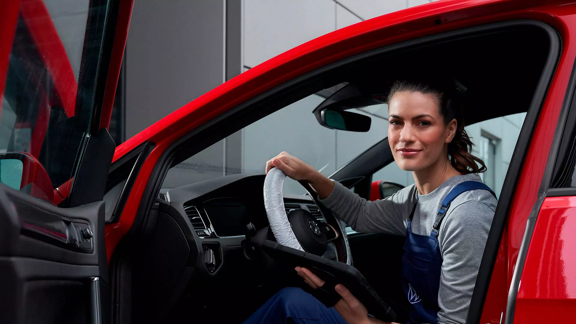 Técnico Volkswagen revisando un auto