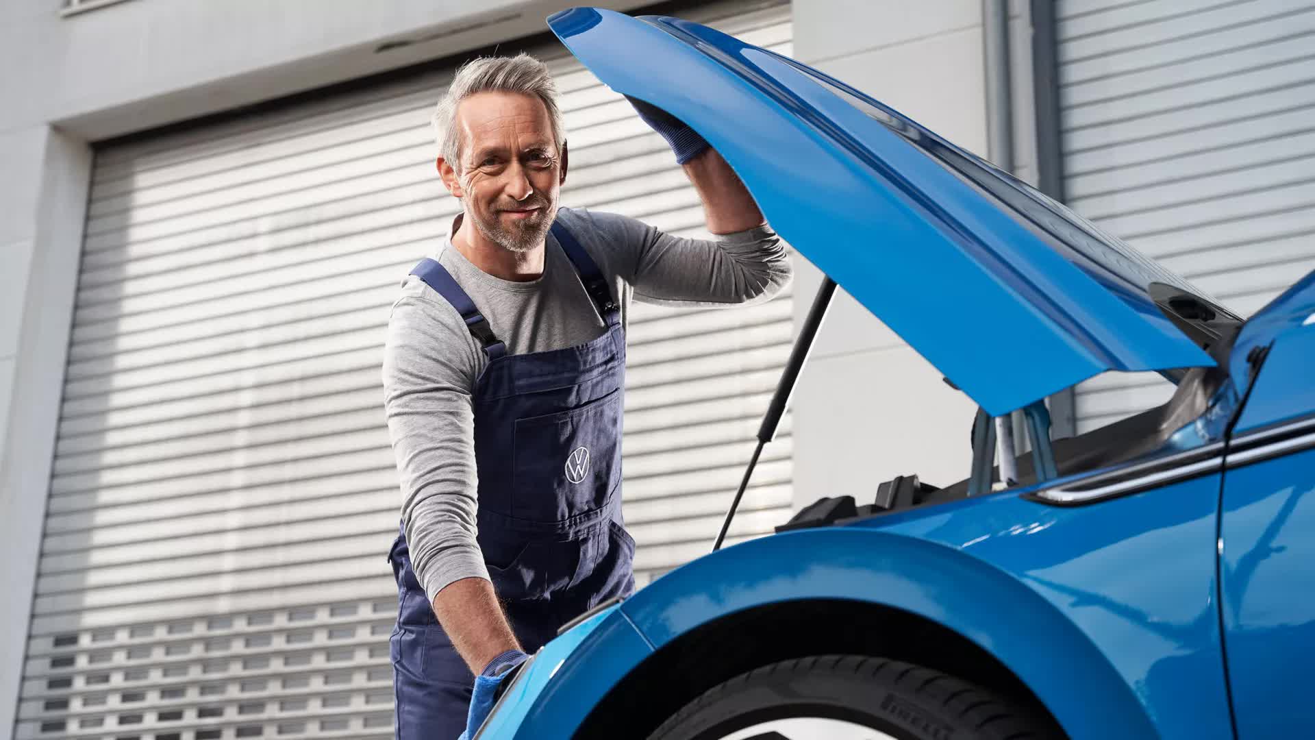 Técnico Volkswagen revisando un auto